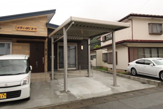 雨に濡れずに乗り降りできるカーポート🚙