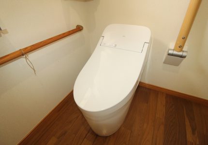 スリムなフォルムでひろびろと感じられるトイレへ😌