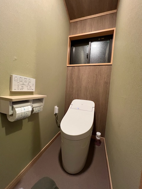 和のイメージで落ち着くトイレへ🚽